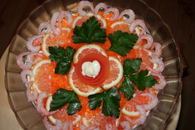 Салат «Царский» с кальмарами, креветками и красной икрой