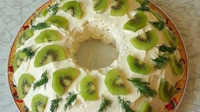 Слоеный салат с курицей, картофелем, сыром и киви