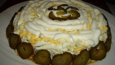 Слоеный салат с куриной печенью и шампиньонами