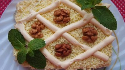 Слоеный салат с мясом и огурцами