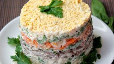 Слоеный салат с печенью и сыром