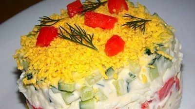 Слоеный салат с семгой, сыром и рисом
