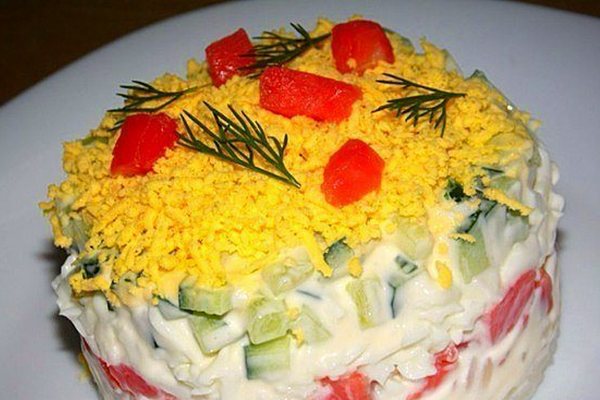 Слоеный салат с семгой, сыром и рисом