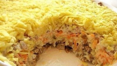 Слоеный салат с вареным мясом и грибами