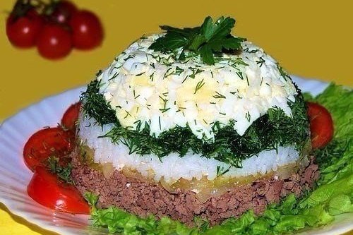 Слоеный салат «Шапочка» с печенью