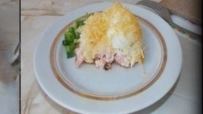 Слоеный салат «Сугроб» с колбасой