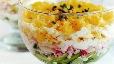 Слоеный салат «Вкусный» с крабовыми палочками
