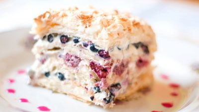 Слоеный торт с черникой и малиной