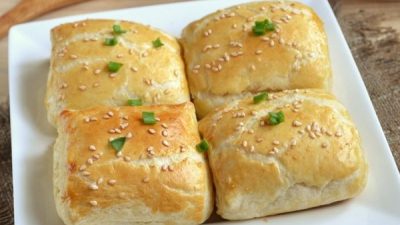 Слойки с куриным филе, помидорами и сыром