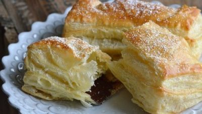 Слойки с шоколадом и сахарной пудрой