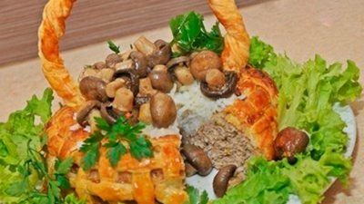 Слоёная корзинка с мясом, рисом и грибами