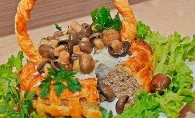 Слоёная корзинка с мясом, рисом и грибами
