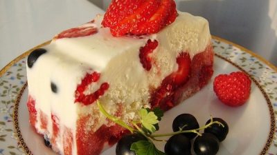 Сметанный десерт-желе с ягодами