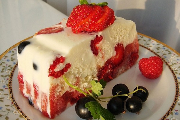 Сметанный десерт-желе с ягодами