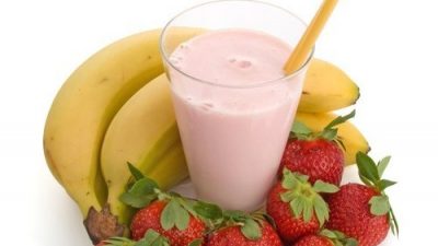 Смузи с бананом, клубникой и льняными семечками