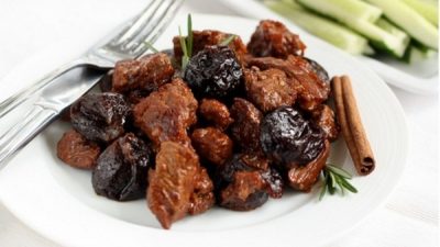 Сочная говядина с луком и черносливом