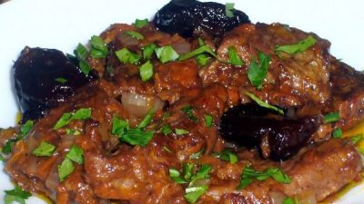 Сочная говядина со сливами