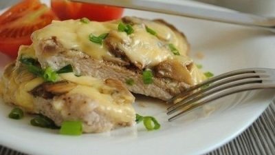 Сочная свинина с шампиньонами и сыром