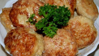 Сочные куриные котлетки с луком и сыром