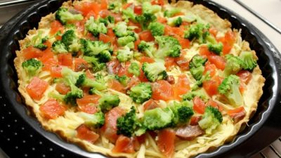 Сочный пирог с лососем и брокколи