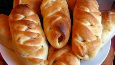 Сосиска с картофелем в дрожжевом тесте