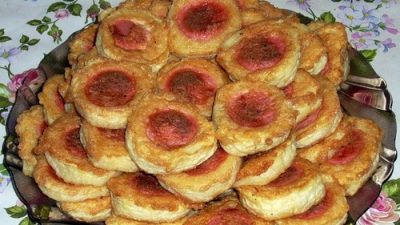 Сосиски с картофельным пюре в вафельных листах