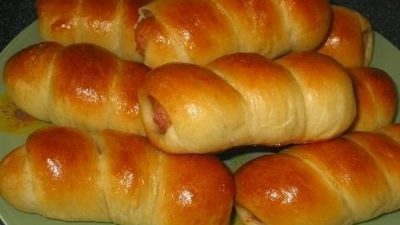 Сосиски с корнишонами в слойке