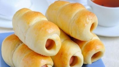 Сосиски в дрожжевом тесте на скорую руку