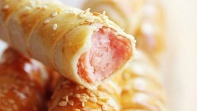 Сосиски в хрустящем слоеном тесте с кунжутом