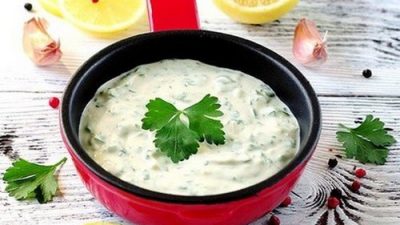 Соус для рыбы из йогурта, тахины и петрушки