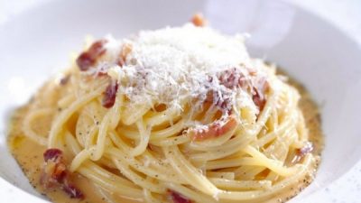 Спагетти карбонара с сыром пекорино и беконом