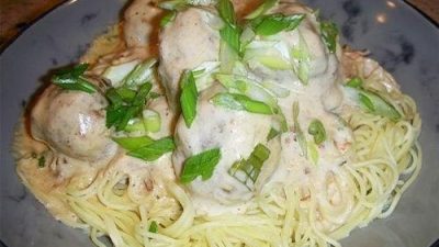Спагетти под сырным соусом с биточками