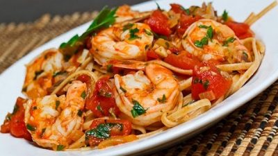 Спагетти с креветками, грибами и помидорами