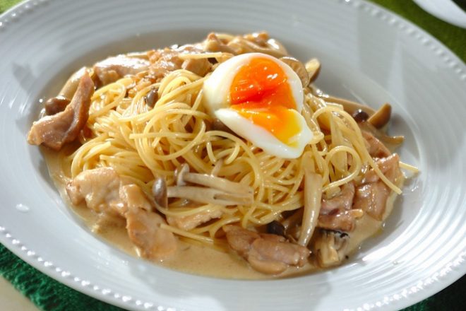 Спагетти с курицей и опятами в соусе