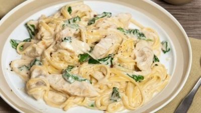 Спагетти с куриным филе в сметанном соусе