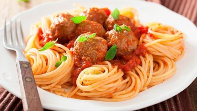 Спагетти с мясными фрикадельками в соусе