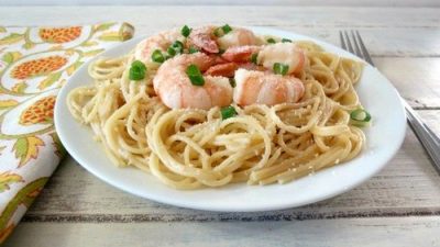 Спагетти с пряными креветками в вине