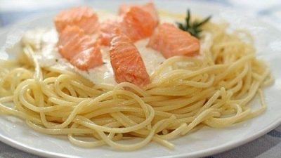Спагетти с семгой под сливочно-сырным соусом