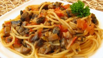Спагетти с шампиньонами и мясным соусом