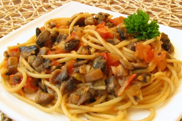 Спагетти с шампиньонами и мясным соусом