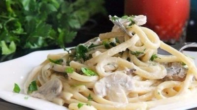 Спагетти с шампиньонами в сливочно-чесночном соусе