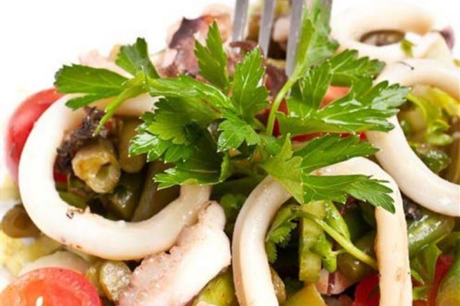 Средиземноморский салат из морепродуктов и фасоли