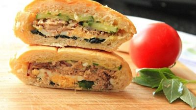 Средиземноморский сэндвич с тунцом, овощами и яйцом