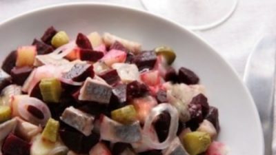 Старорусский рыбный салат с мясом и яблоком