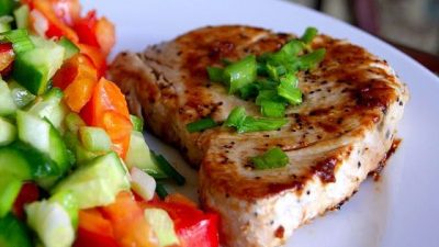 Стейк из тунца со свежими овощами