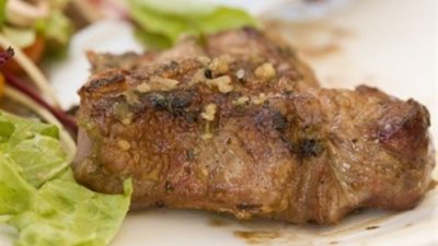 Стейки из говядины с лимонным соком и травами