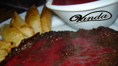 Стейки с вишнево-клюквенным соусом