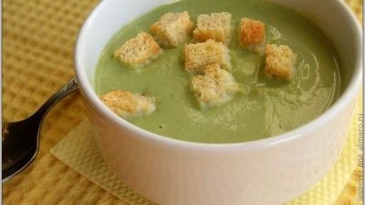 Суп-пюре из брокколи со сливками и сухариками