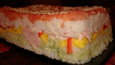 Суши-торт с креветками и авокадо
