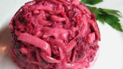 Свекольный салат с сыром и кальмарами